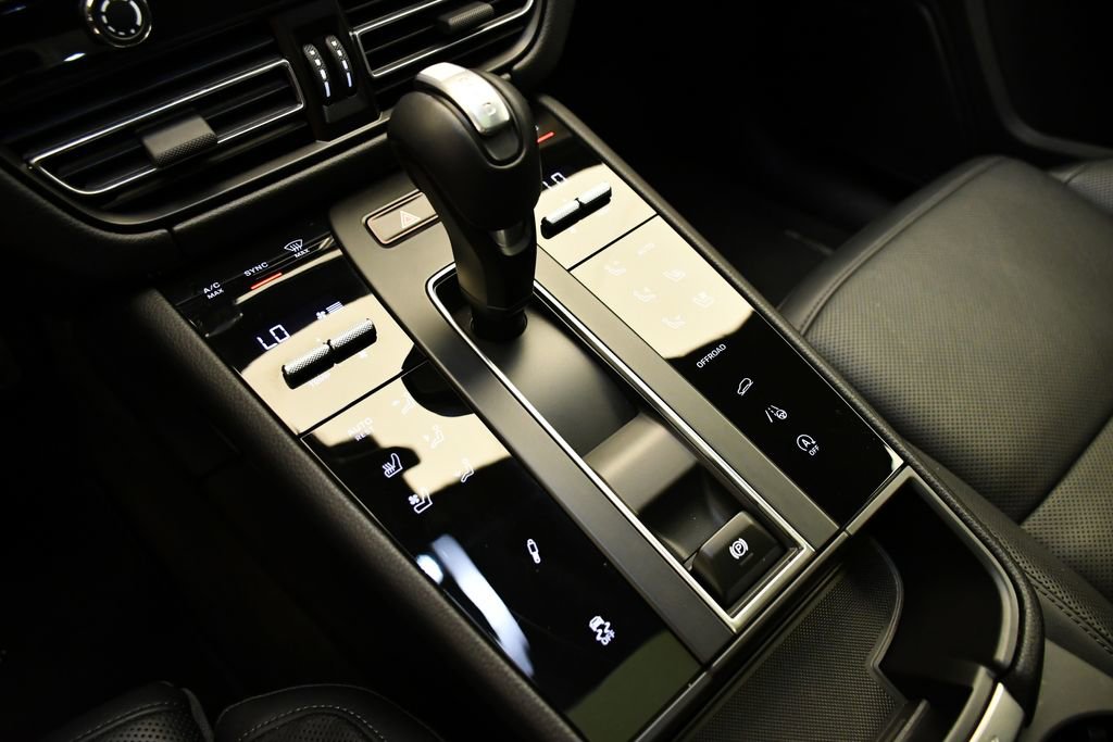 Used 2025 Porsche Macan Turbo image 32