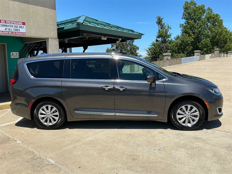 Used 2018 Chrysler Pacifica Touring-L FWD image 10