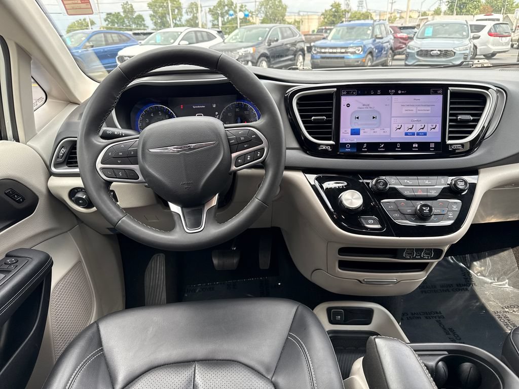 Used 2024 Chrysler Pacifica Touring-L FWD image 9