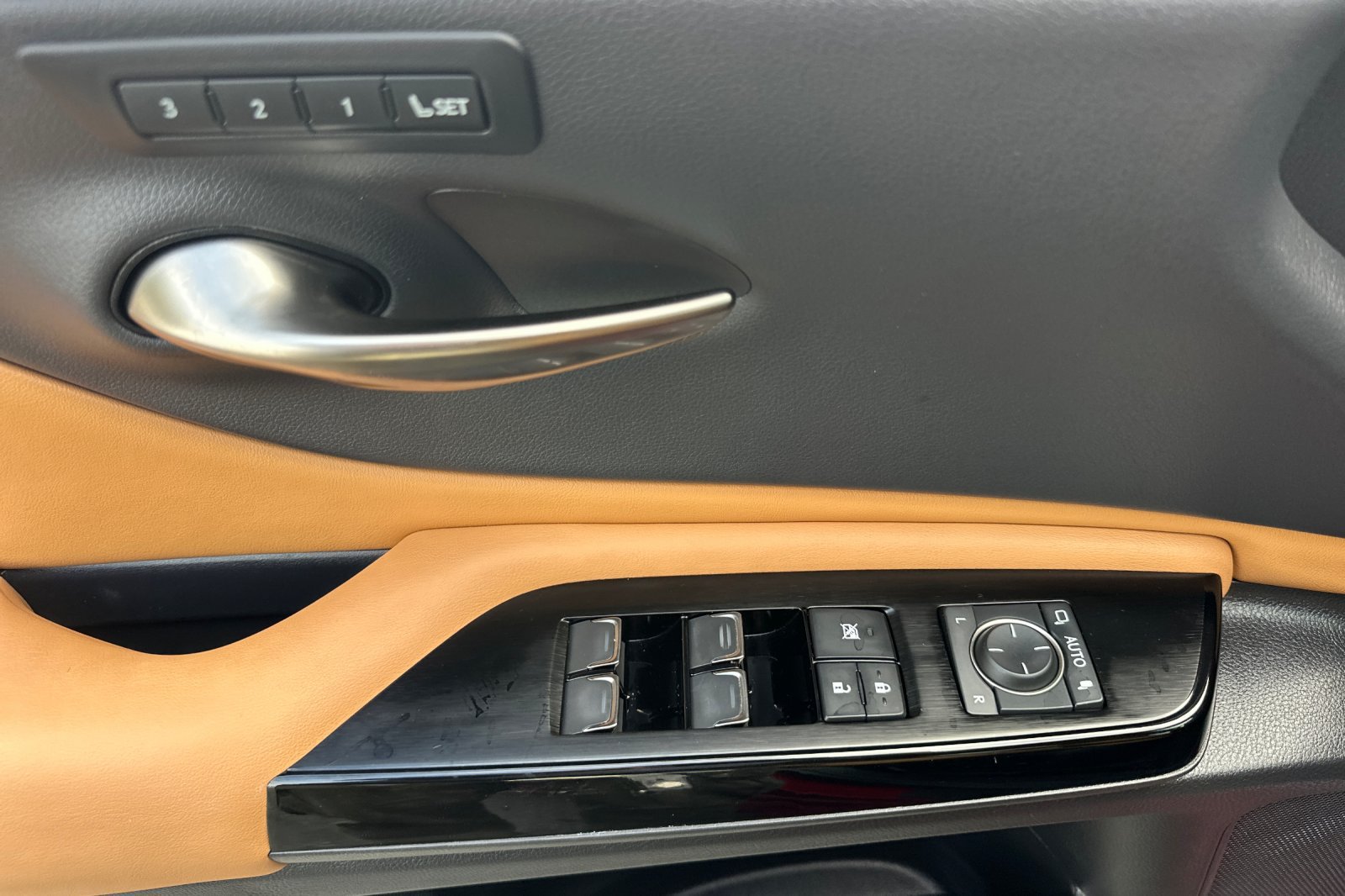 Used 2023 Lexus ES 300h w/ Premium Package FWD image 8