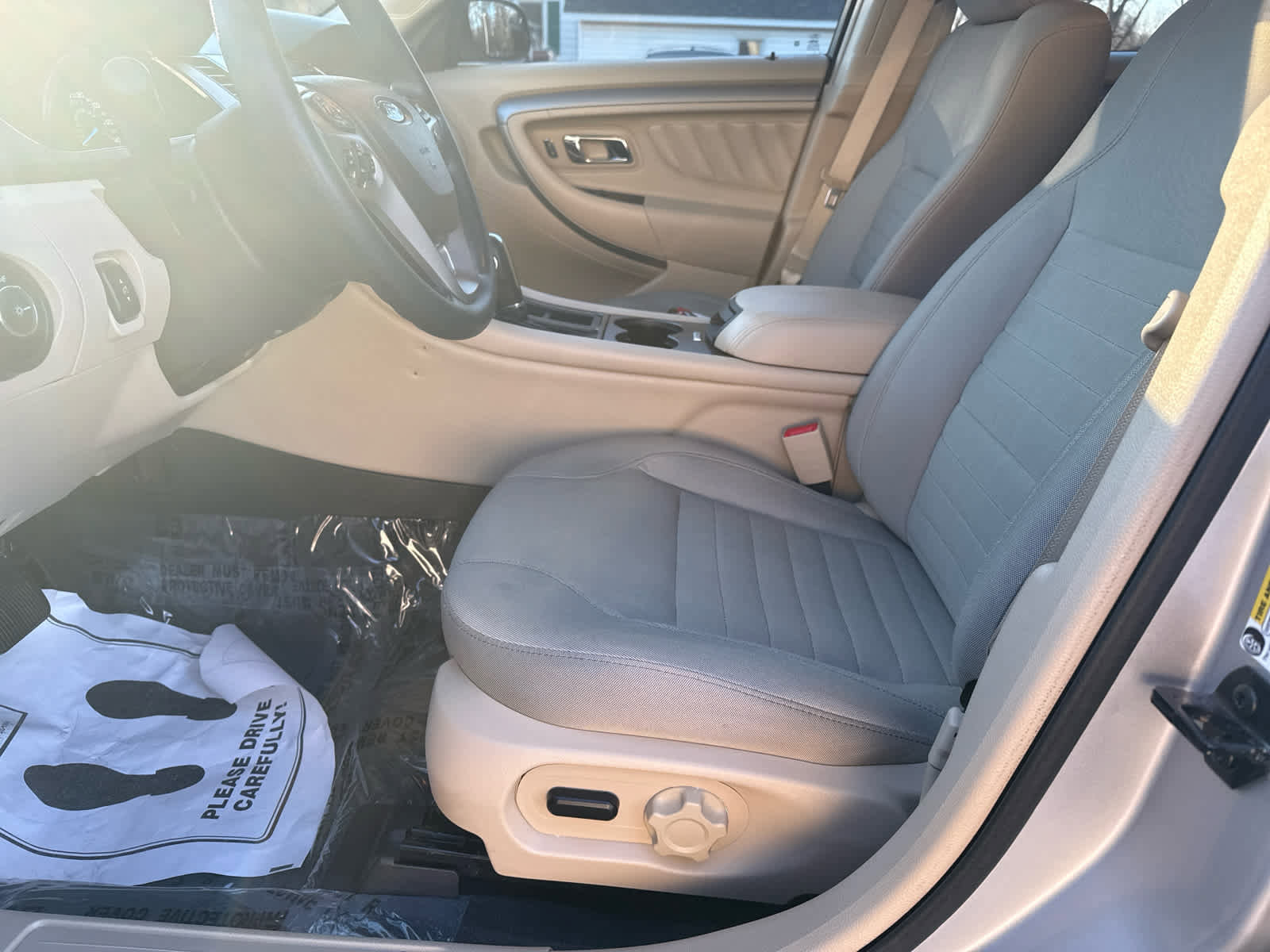 Used 2017 Ford Taurus SE image 11