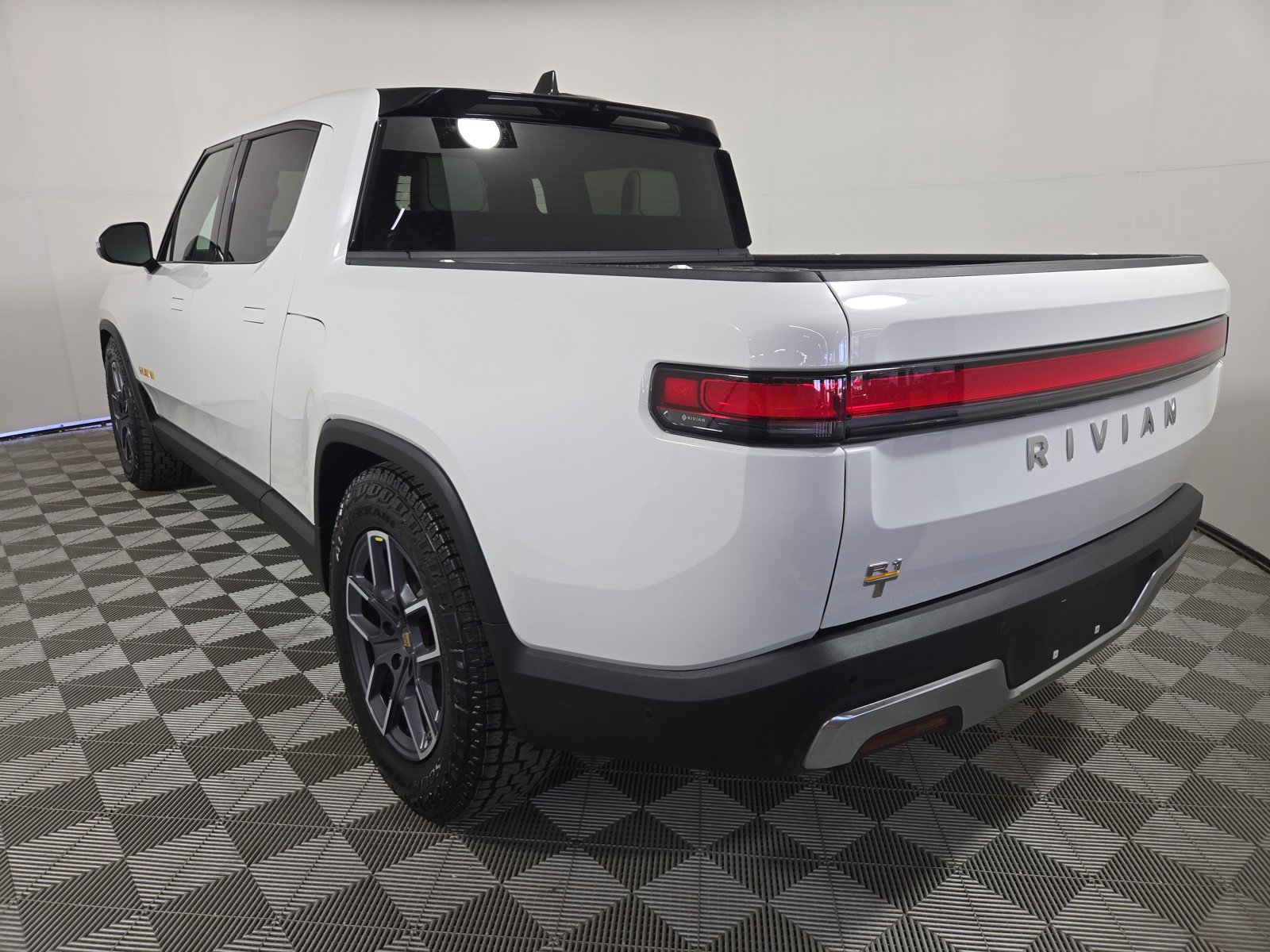 Used 2023 Rivian R1T Adventure image 3