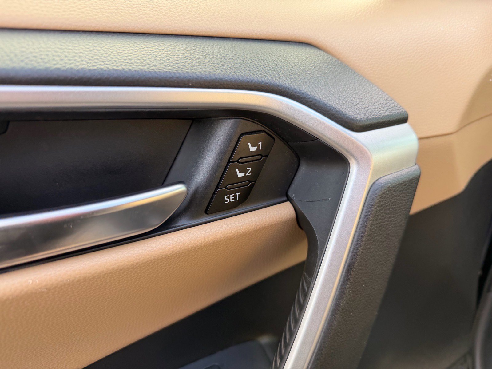 Used 2021 Toyota RAV4 XLE Premium image 15