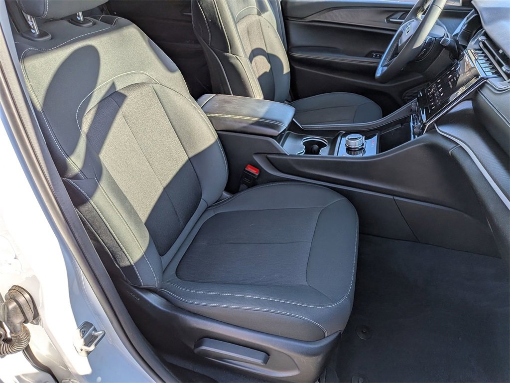 Used 2024 Jeep Grand Cherokee Laredo image 24