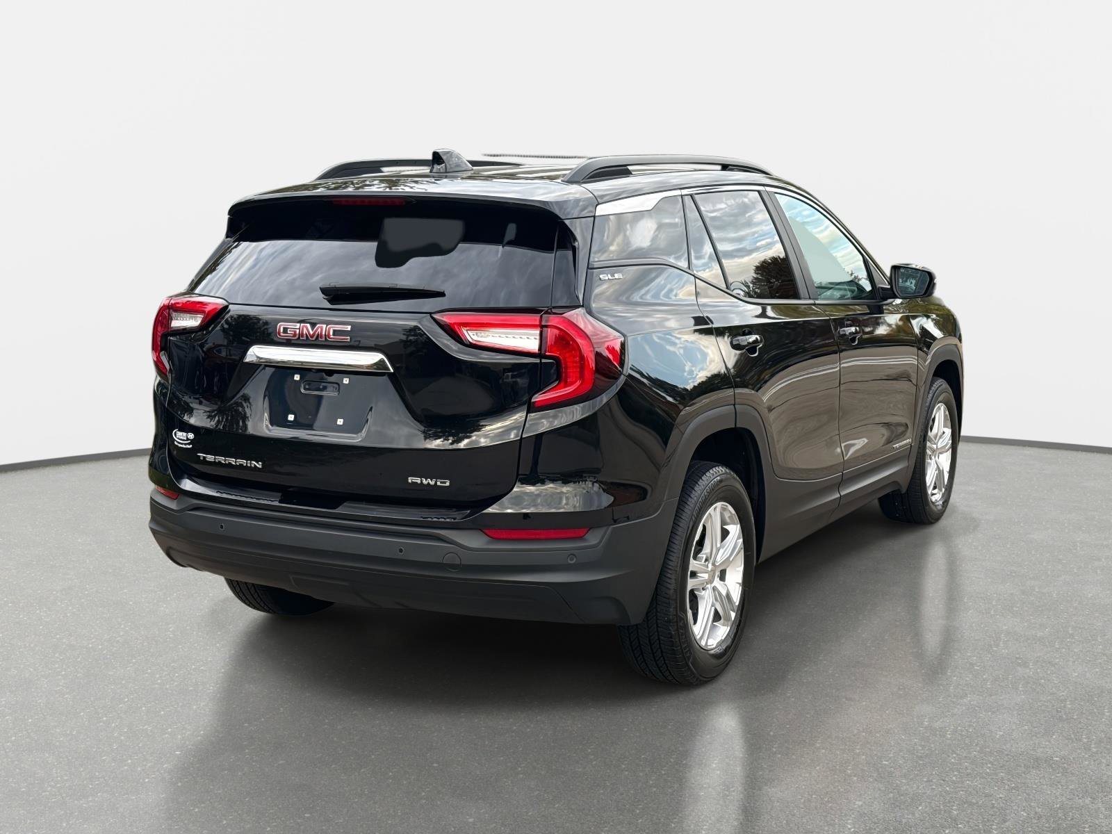 Used 2022 GMC Terrain SLE w/ Driver Convenience Package image 5