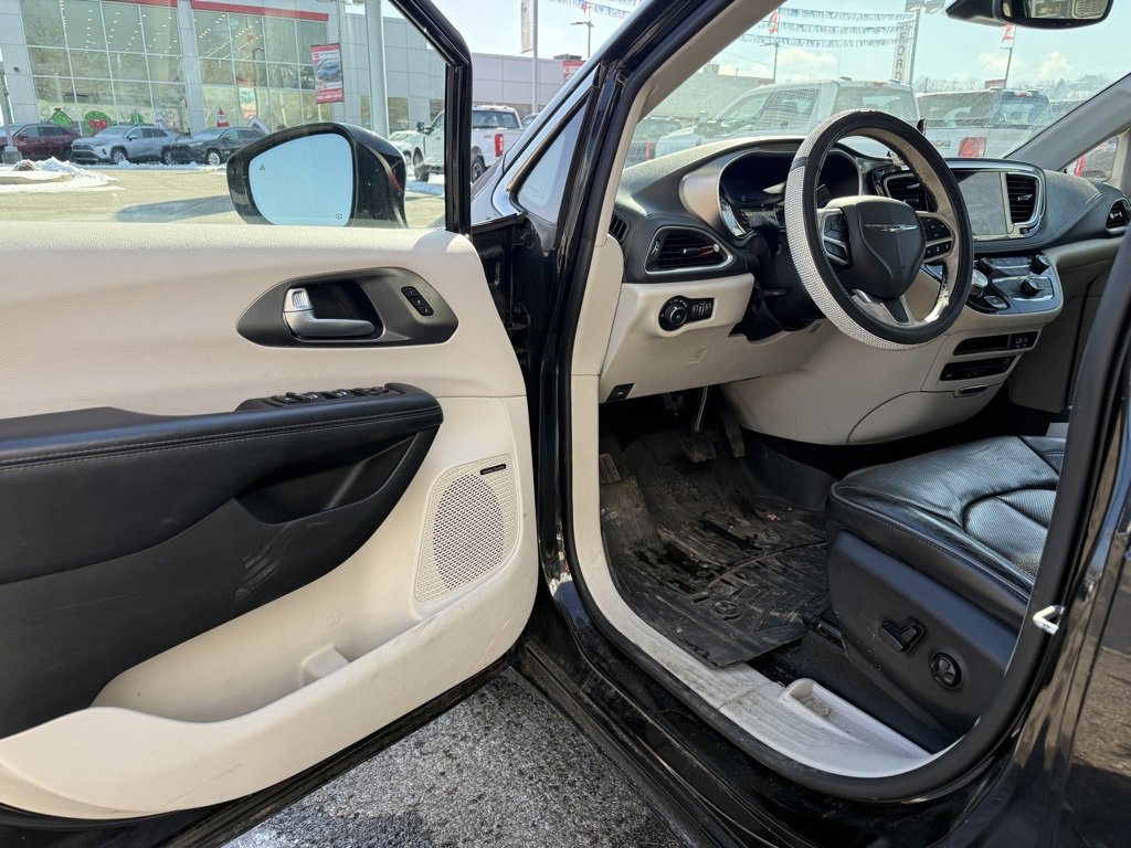 Used 2017 Chrysler Pacifica Limited image 10