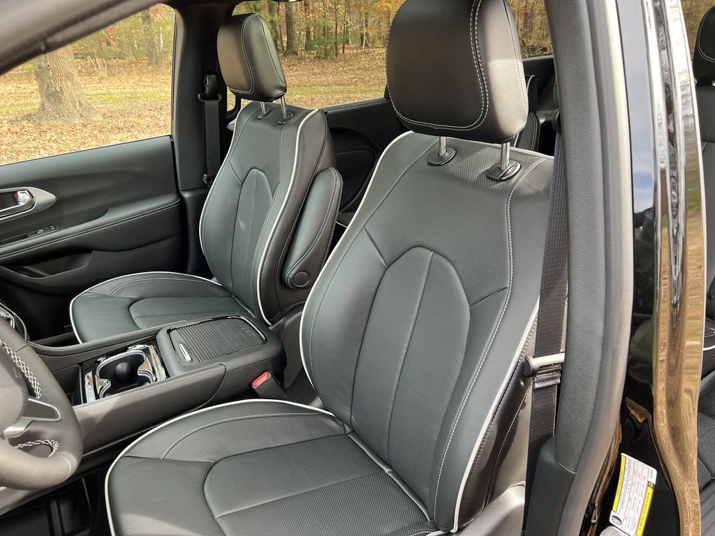 New 2026 Chrysler Pacifica Limited w/ Trailer Tow Group image 15