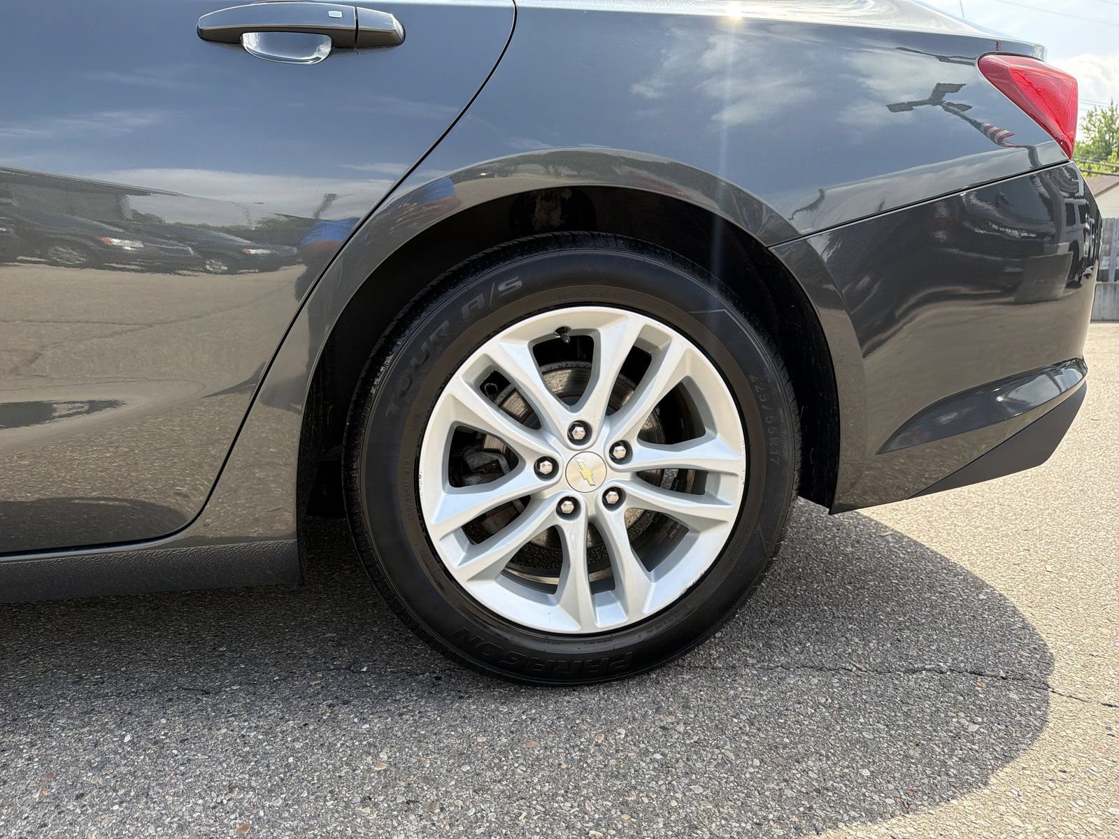 Used 2017 Chevrolet Malibu LT w/ Leather Package FWD image 15