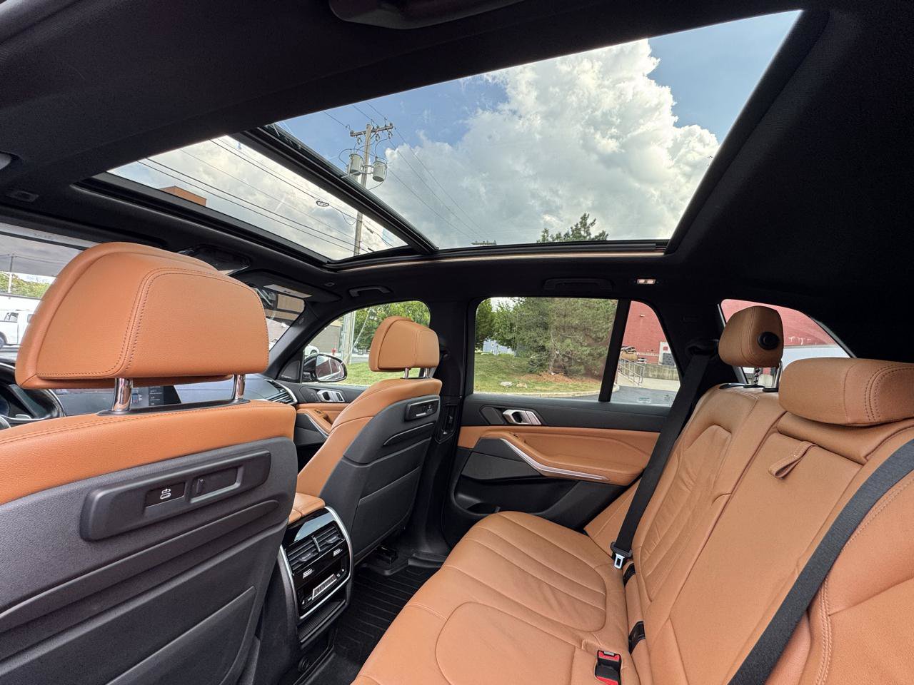 Used 2019 BMW X5 xDrive50i w/ Parking Assistance Package AWD/4WD image 12