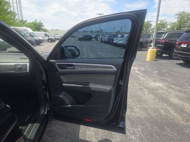 Used 2023 Volkswagen Atlas Cross Sport SE w/ Black Wheel Package AWD/4WD image 20