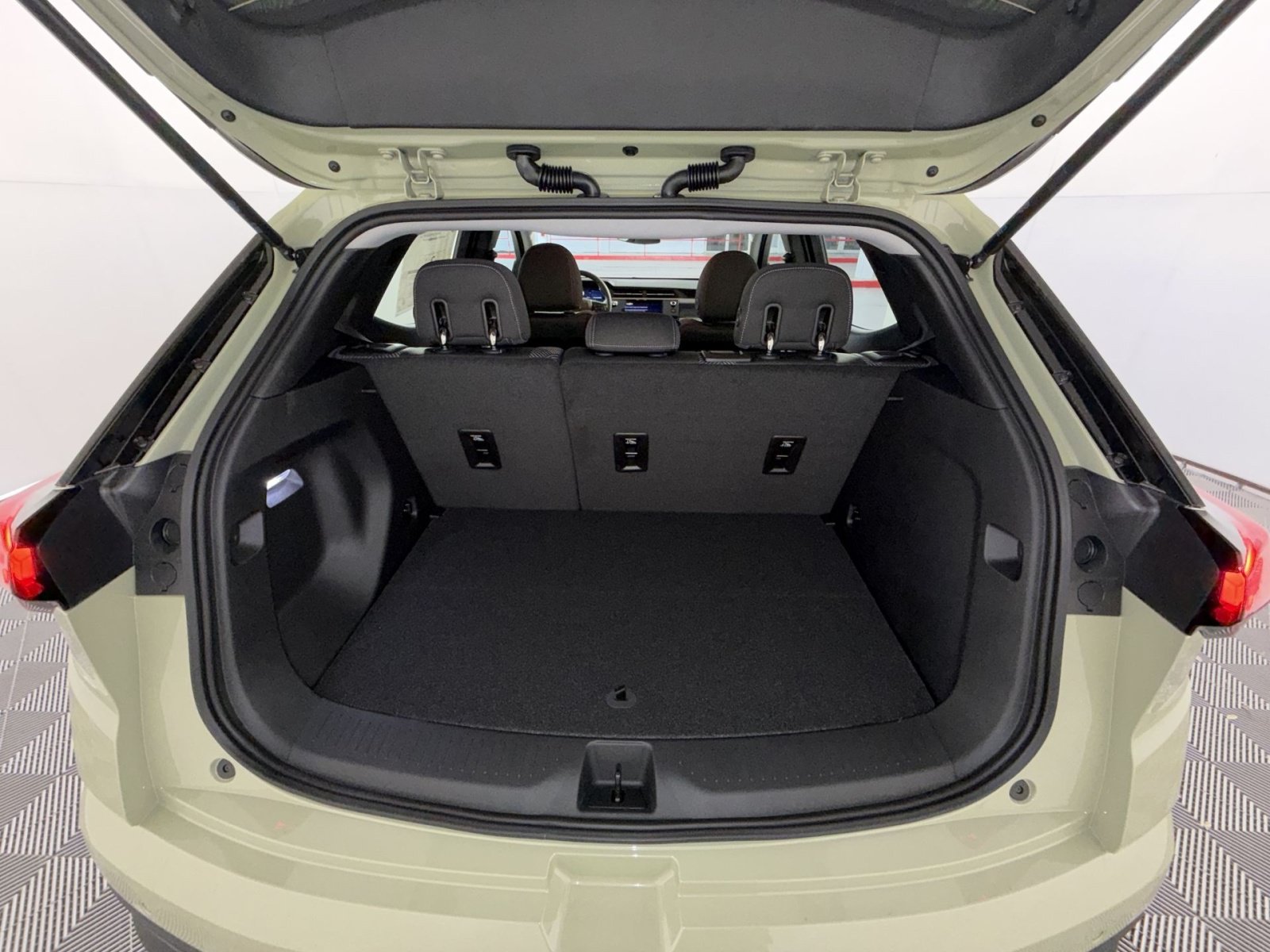 New 2027 Chevrolet Bolt LT w/ Comfort Package FWD image 25
