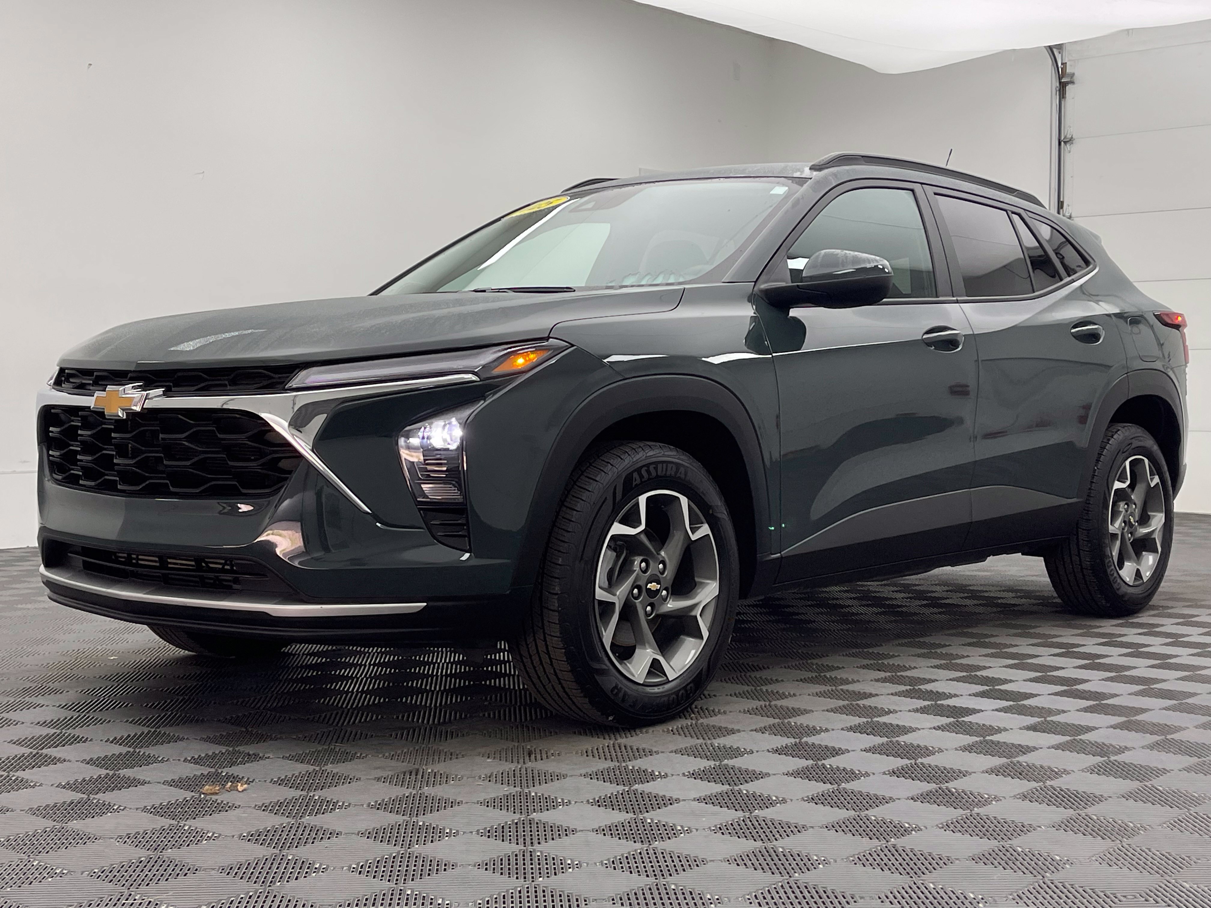Used 2025 Chevrolet Trax LT FWD image 2