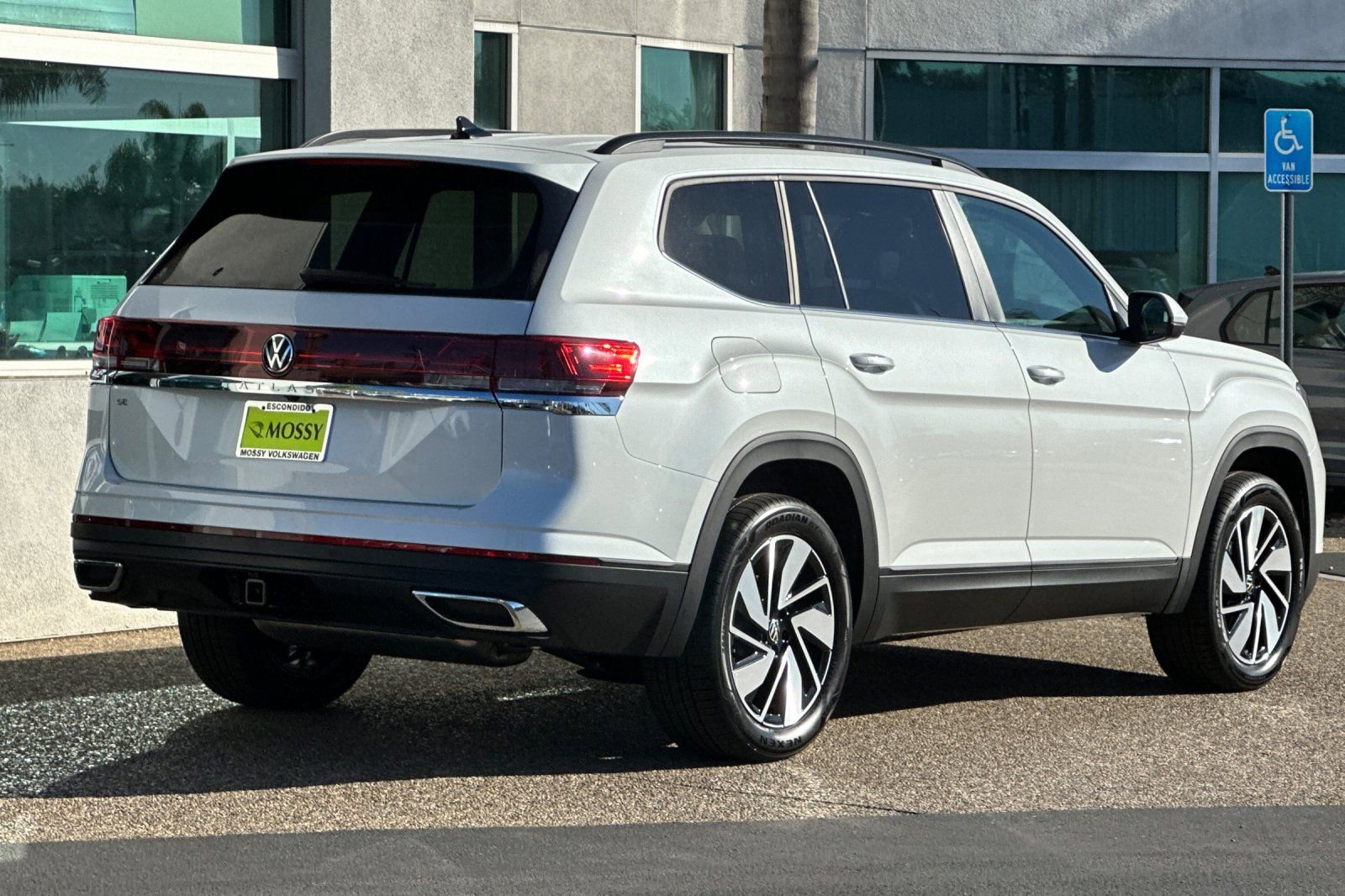 New 2026 Volkswagen Atlas SE image 4