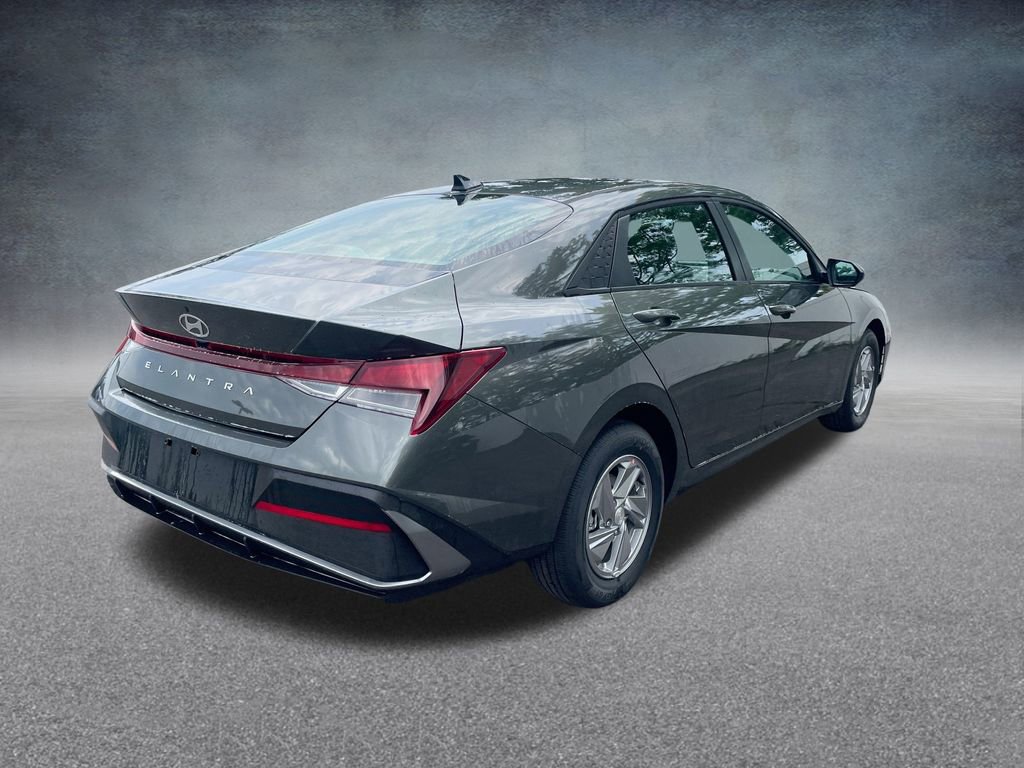 Used 2025 Hyundai Elantra SE image 31