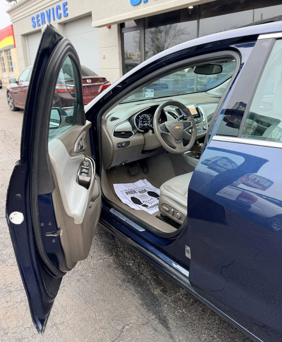 Used 2019 Chevrolet Malibu Premier w/ Sun and Wheel Package FWD image 7