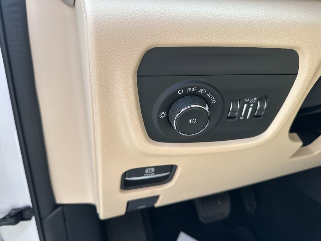 Used 2024 Jeep Grand Cherokee Limited image 12