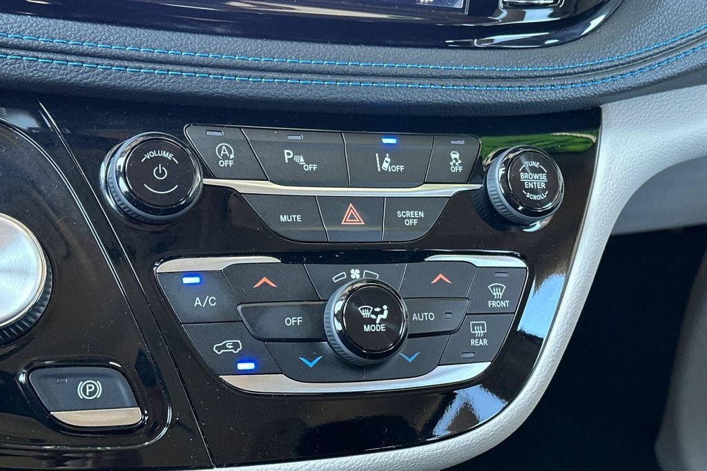 Used 2021 Chrysler Pacifica Touring FWD image 21