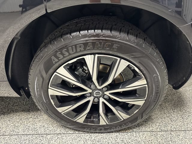 Used 2023 Volvo XC60 B5 Plus AWD/4WD image 17