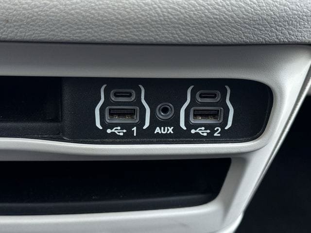 Used 2023 Chrysler Pacifica Touring-L FWD image 19