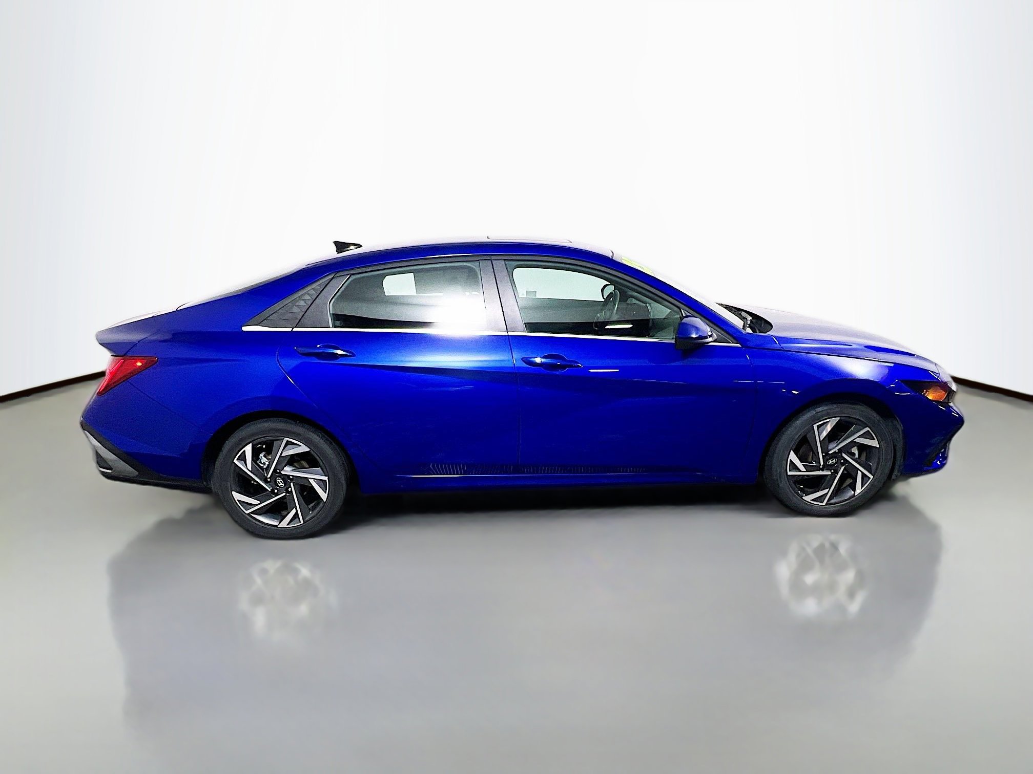 Used 2025 Hyundai Elantra SEL image 3