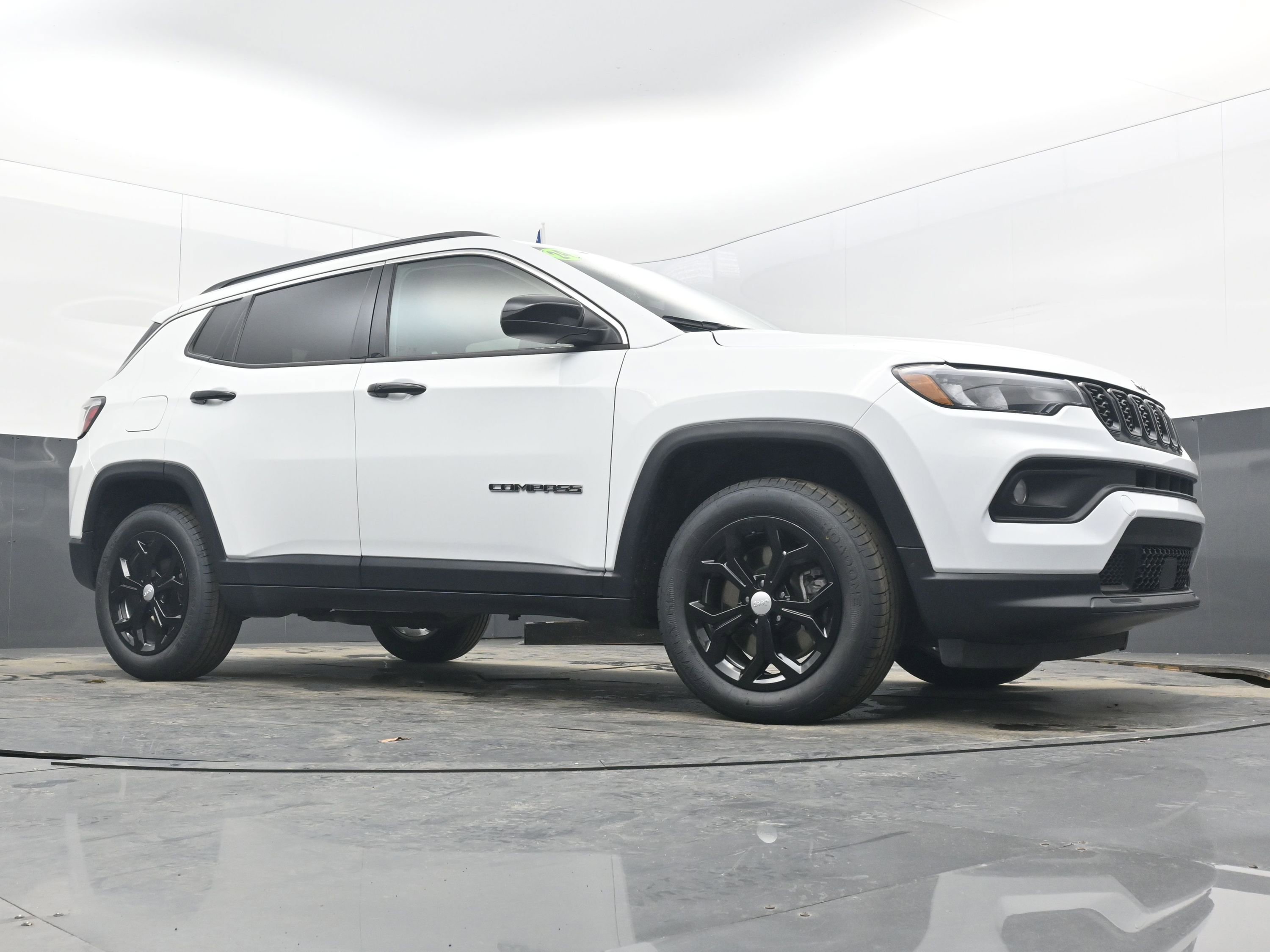 Used 2024 Jeep Compass Latitude image 23