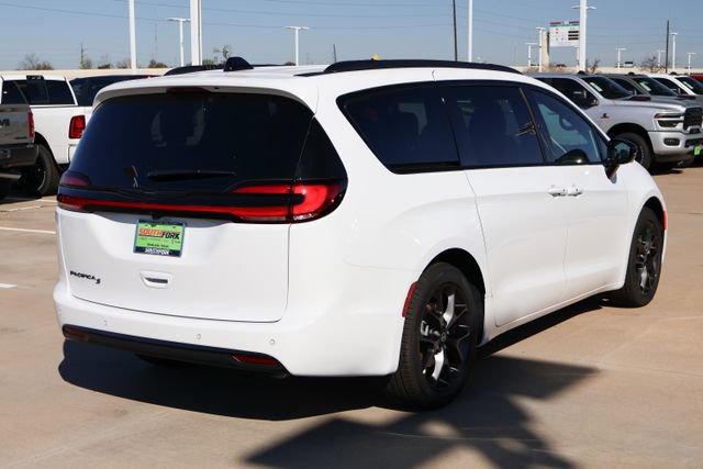 New 2026 Chrysler Pacifica Select image 7