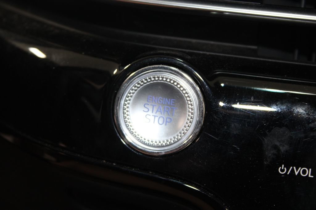 Used 2025 Genesis G80 2.5T image 26