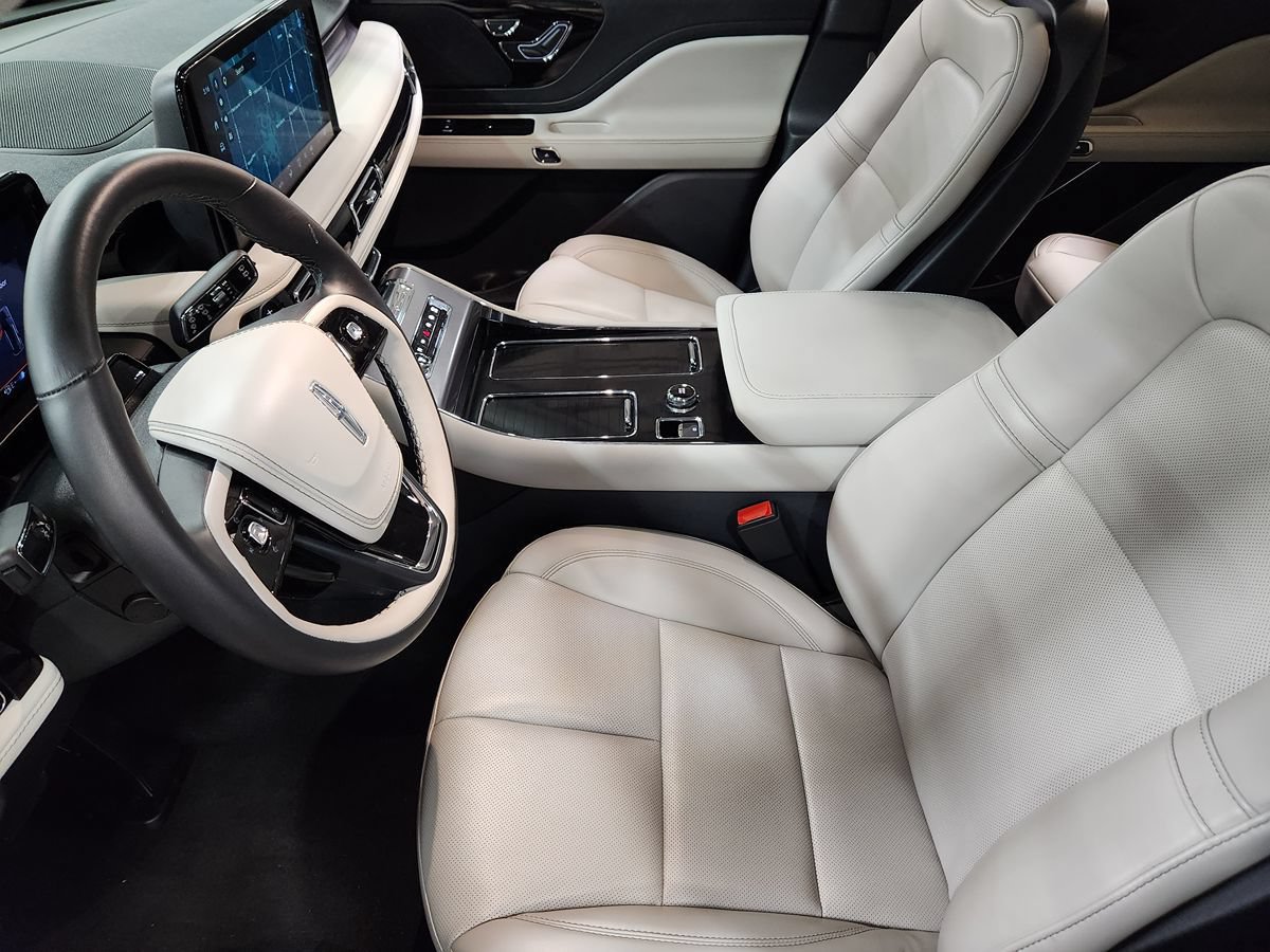 Used 2025 Lincoln Aviator 2WD image 29