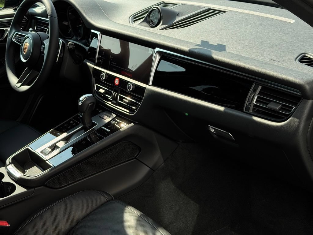 Certified 2025 Porsche Macan AWD/4WD image 30