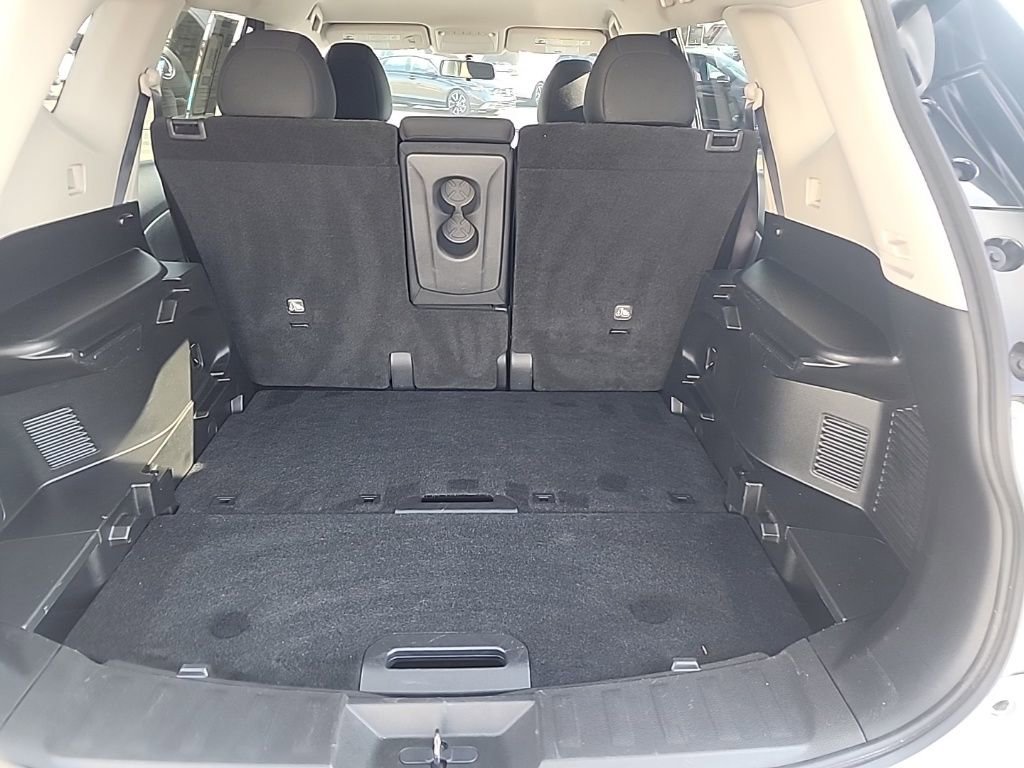 Used 2018 Nissan Rogue SV w/ Premium Package image 27