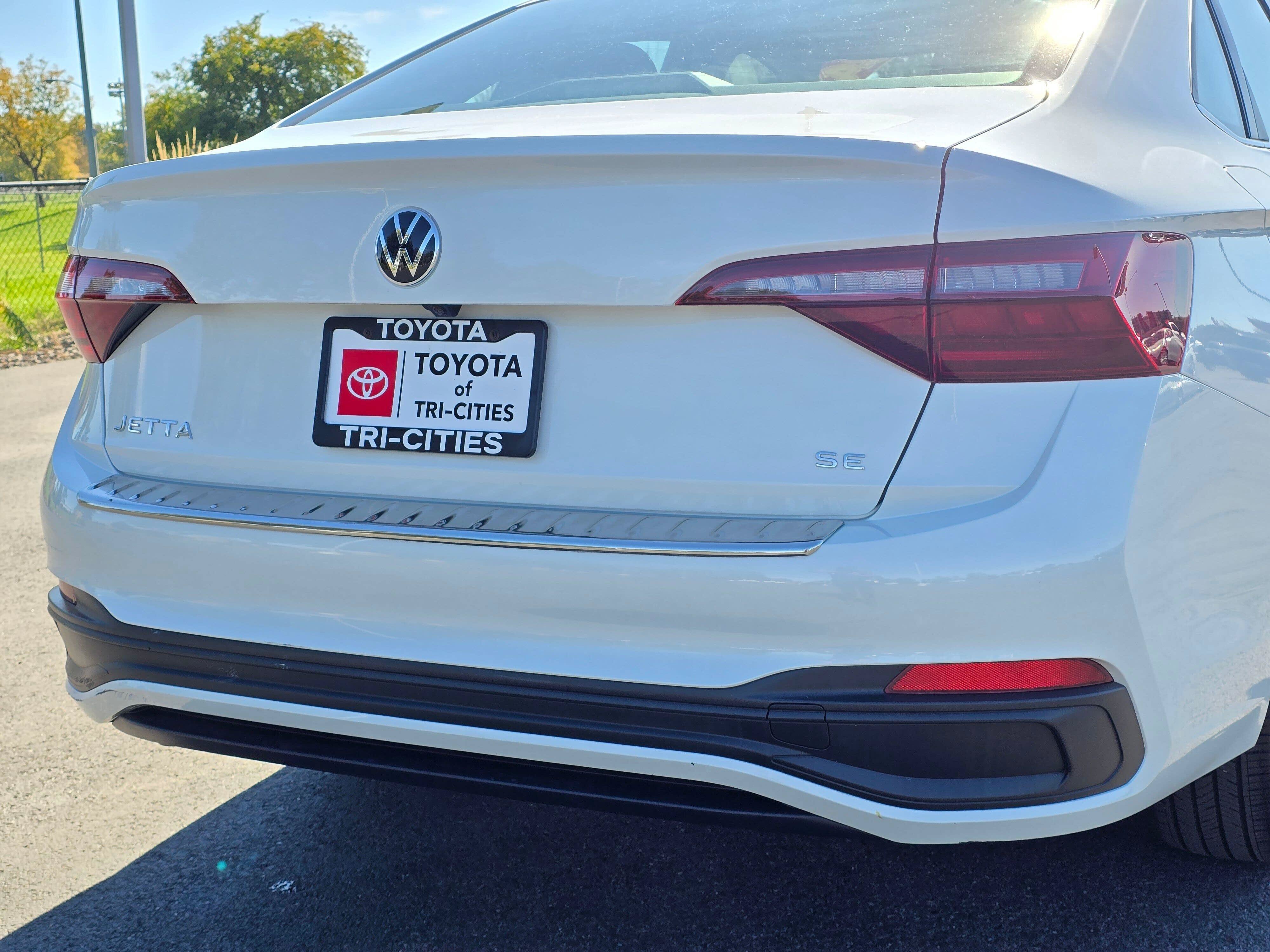 Used 2024 Volkswagen Jetta SE w/ Panoramic Sunroof Package FWD image 12