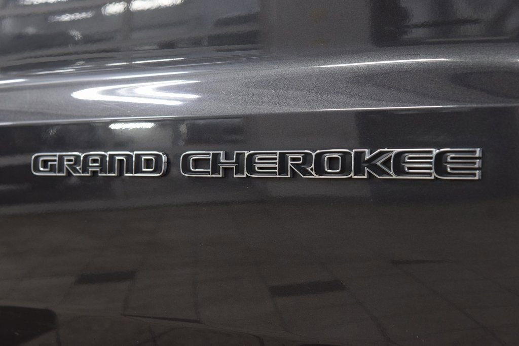 Used 2017 Jeep Grand Cherokee Limited image 16