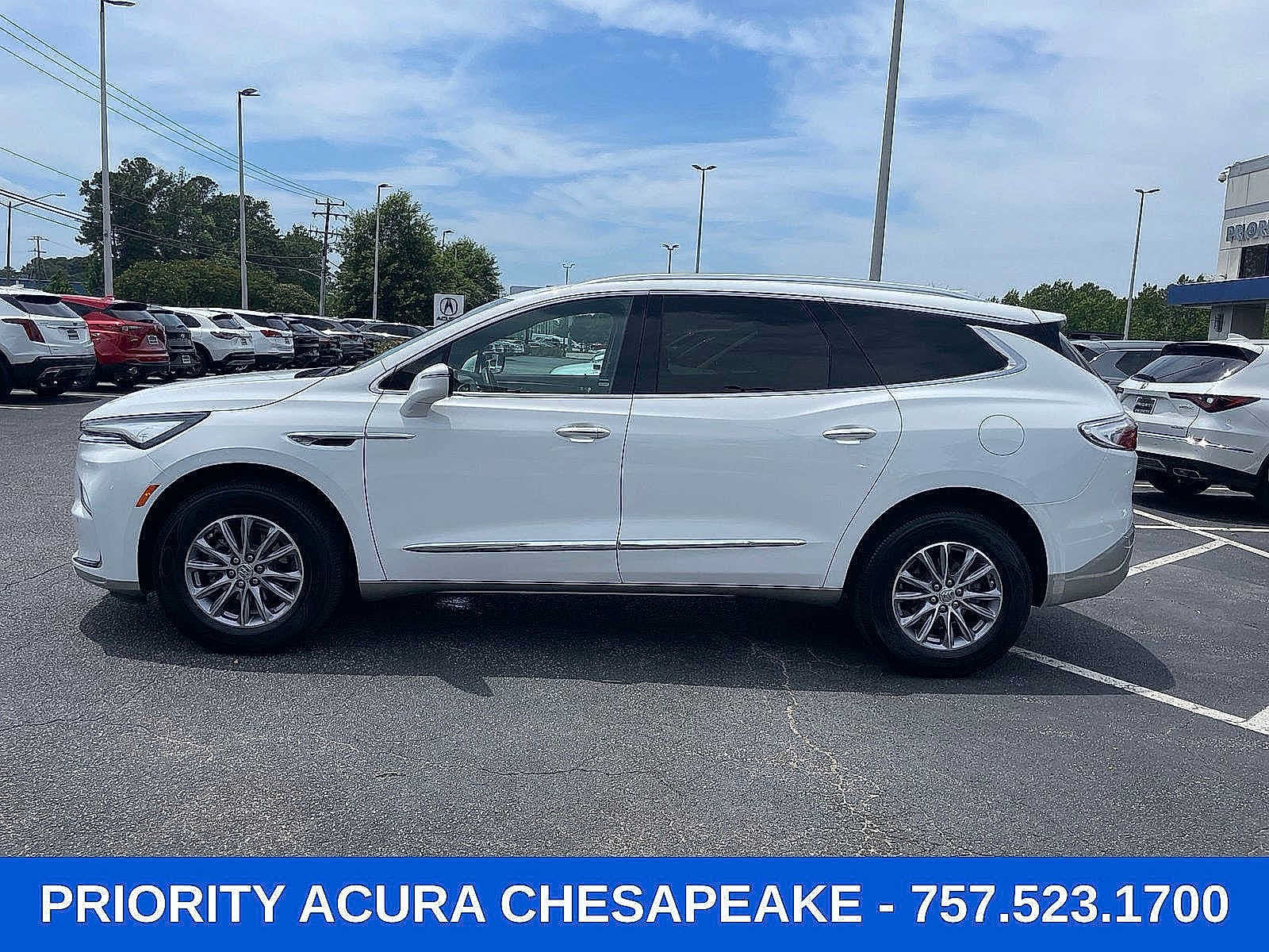 Used 2023 Buick Enclave Essence FWD image 3
