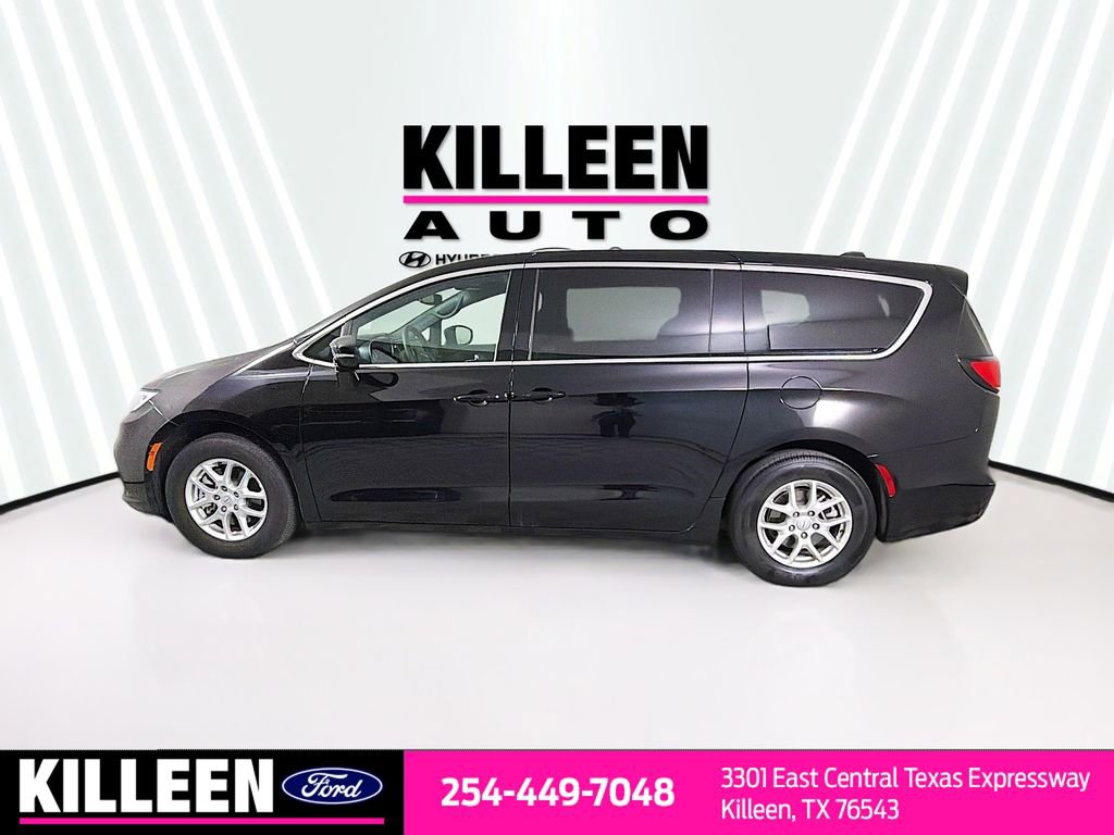 Used 2025 Chrysler Pacifica Select image 4