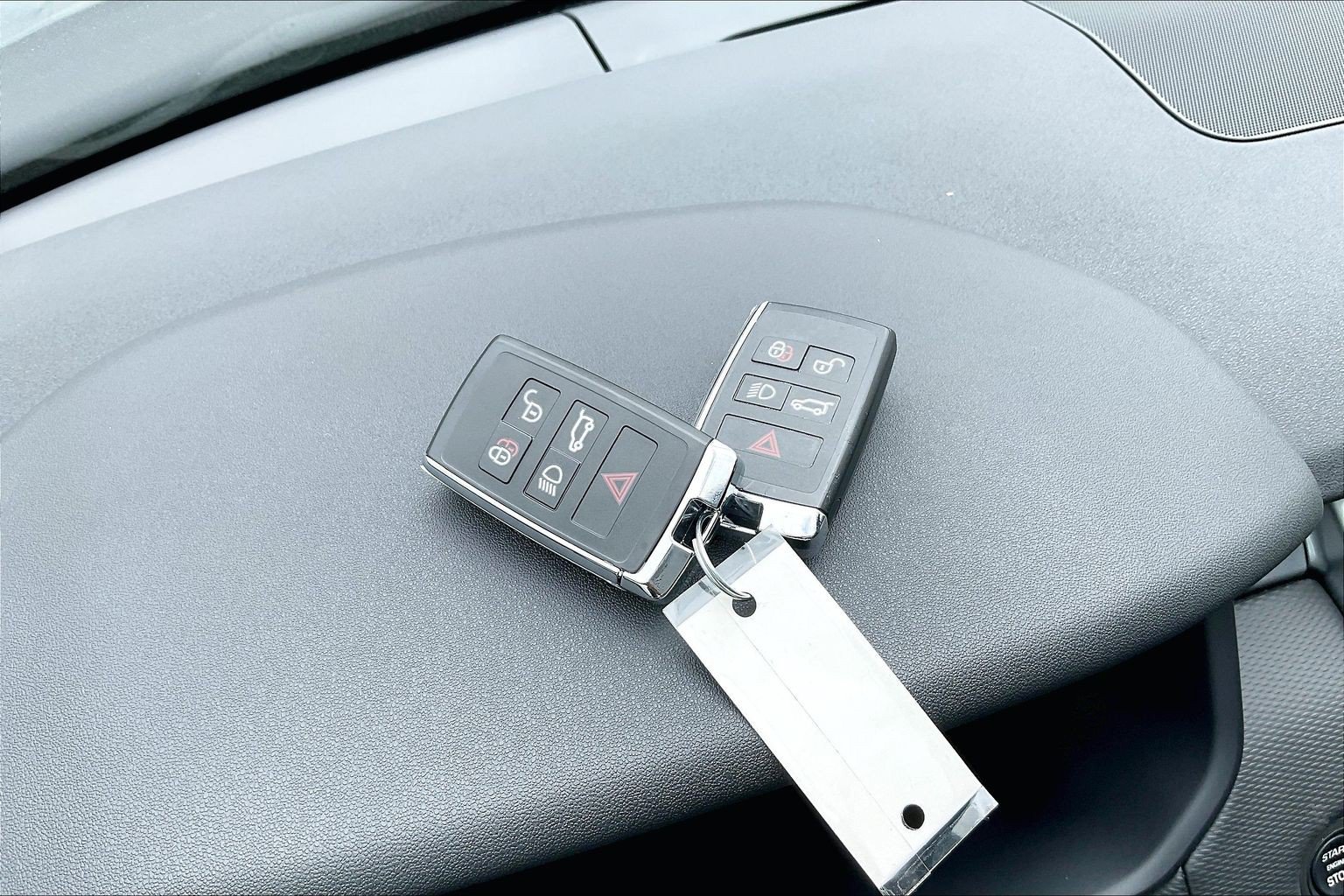 Certified 2025 Land Rover Discovery Dynamic SE AWD/4WD image 14