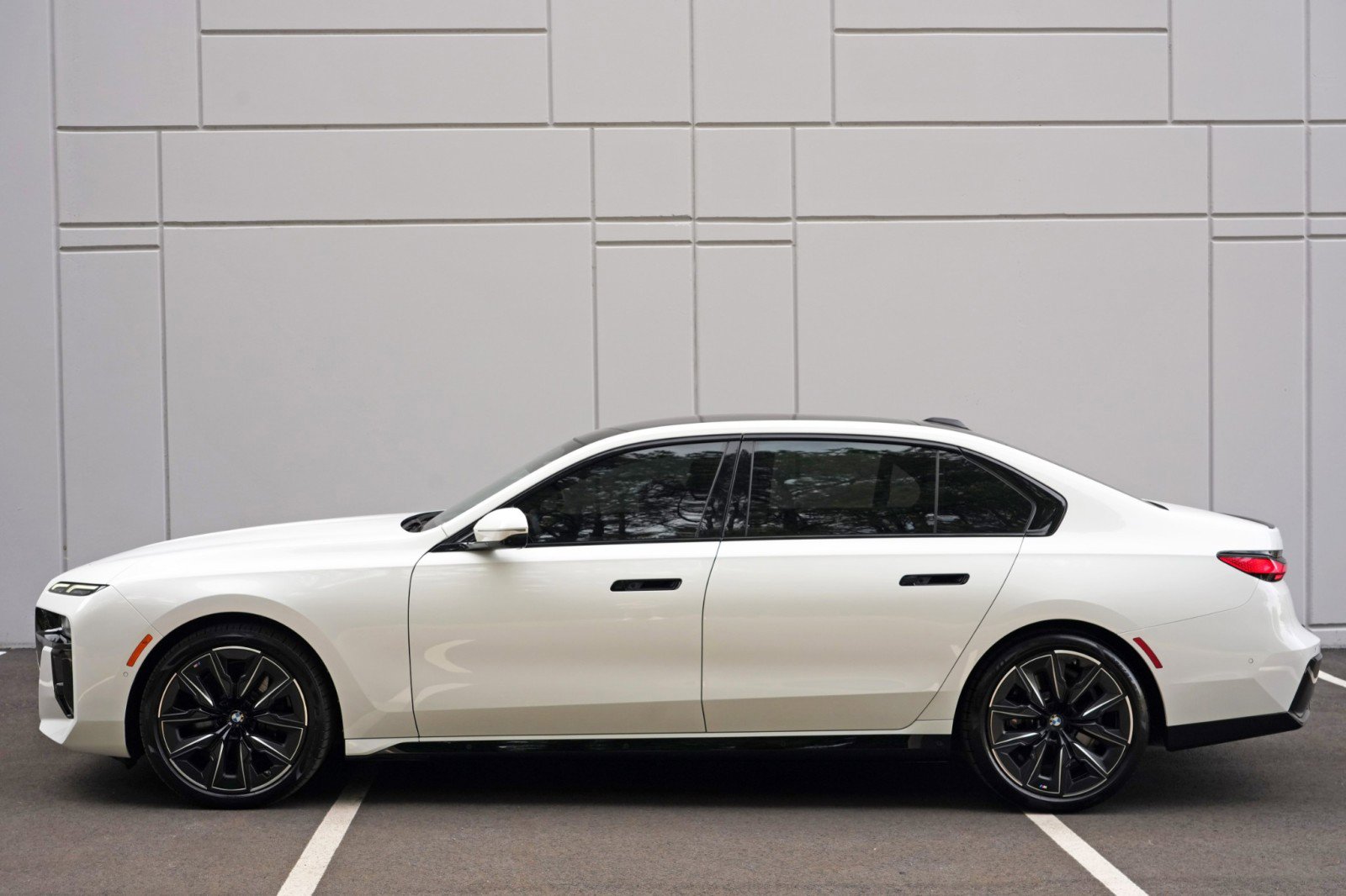 Used 2023 BMW 740i w/ Parking Assistance Package RWD image 59