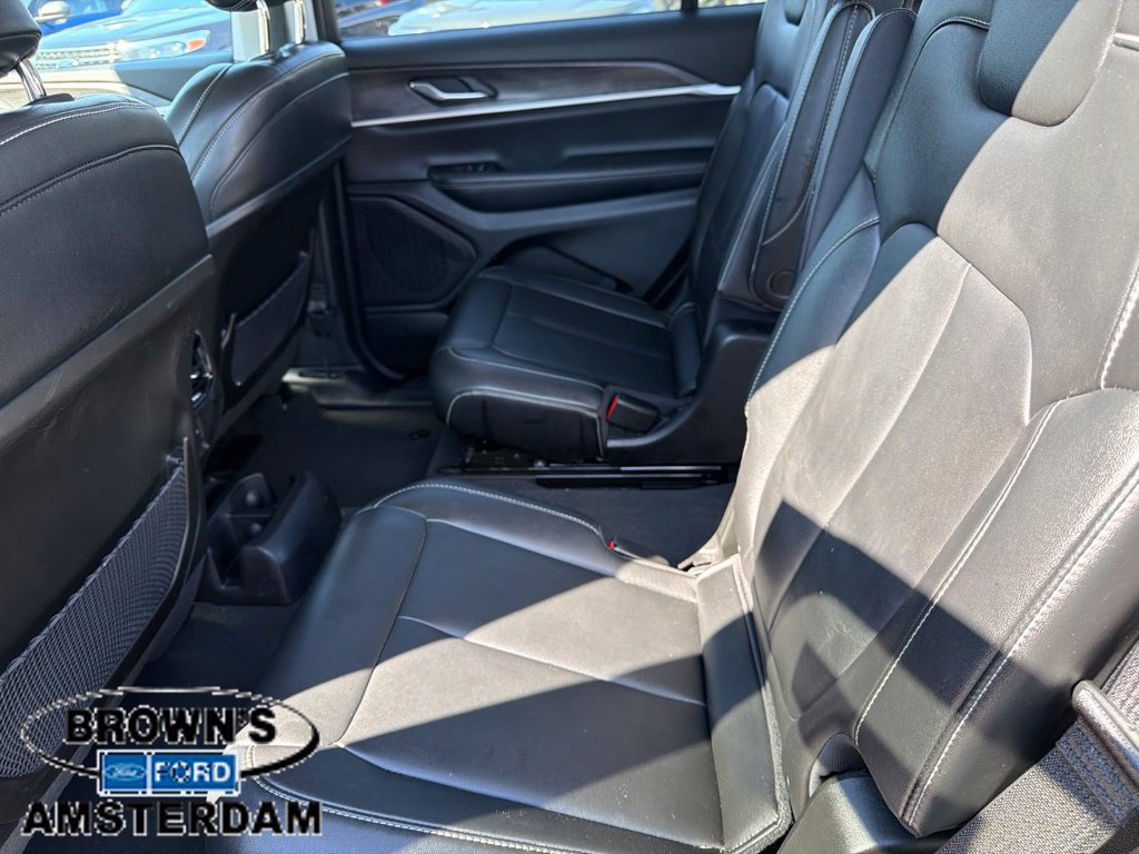 Used 2023 Jeep Grand Cherokee L Limited AWD/4WD image 17