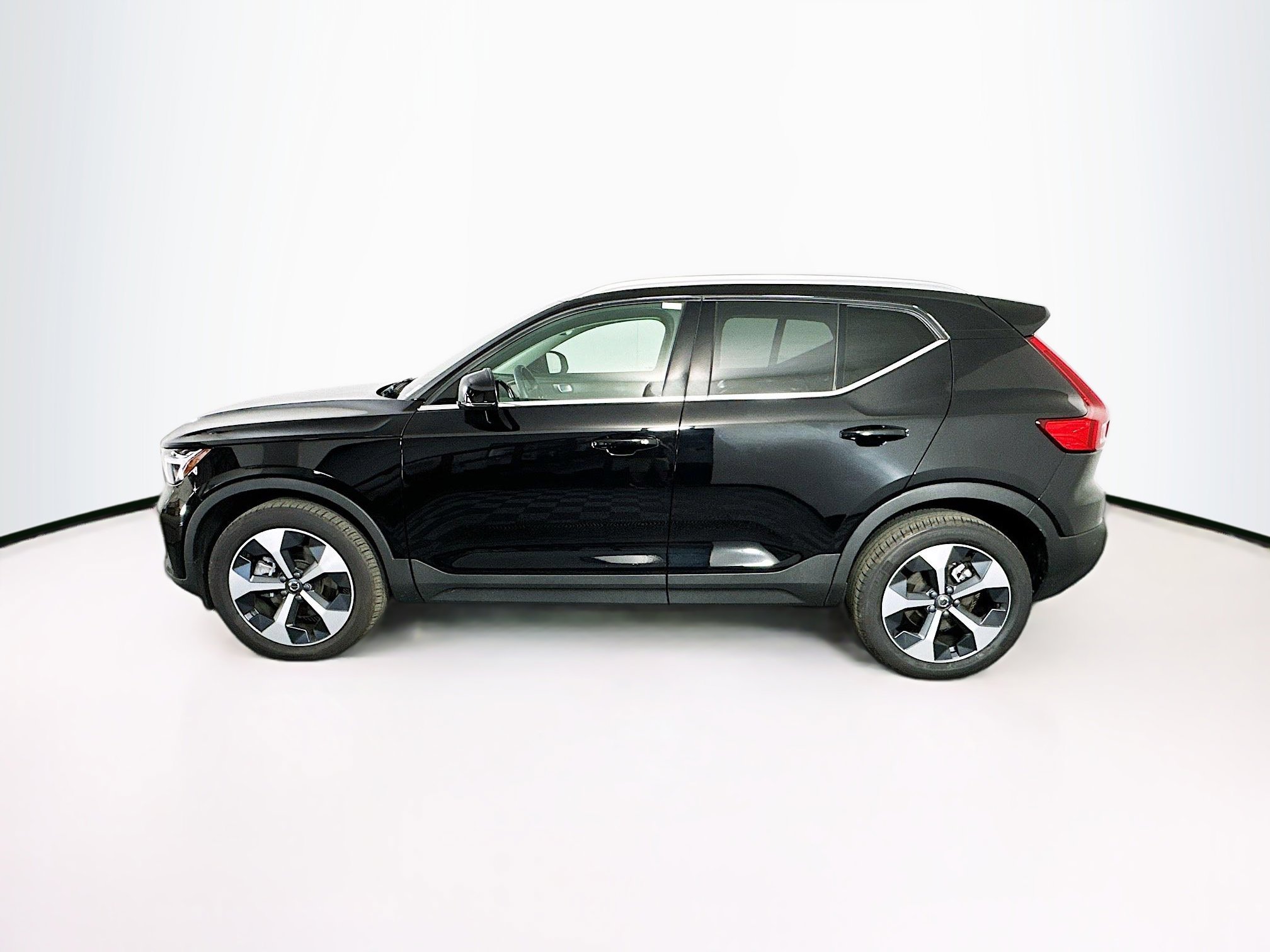 Used 2025 Volvo XC40 B5 Core w/ Protection Package Premier image 4