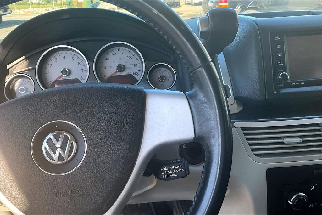 Used 2010 Volkswagen Routan SE FWD image 18