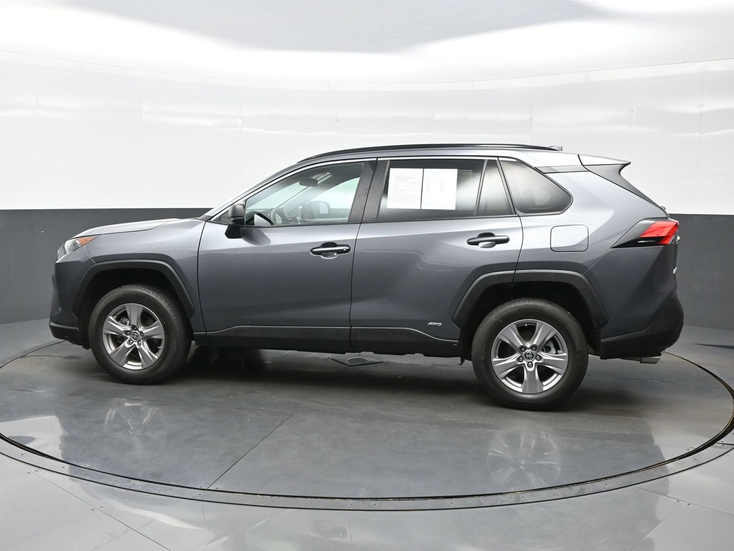 Used 2022 Toyota RAV4 LE AWD/4WD image 3