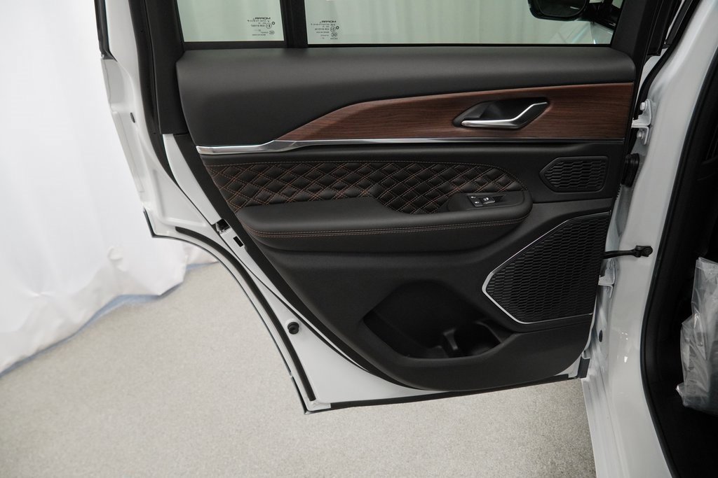 New 2025 Jeep Grand Cherokee Summit w/ Obsidian Package image 30