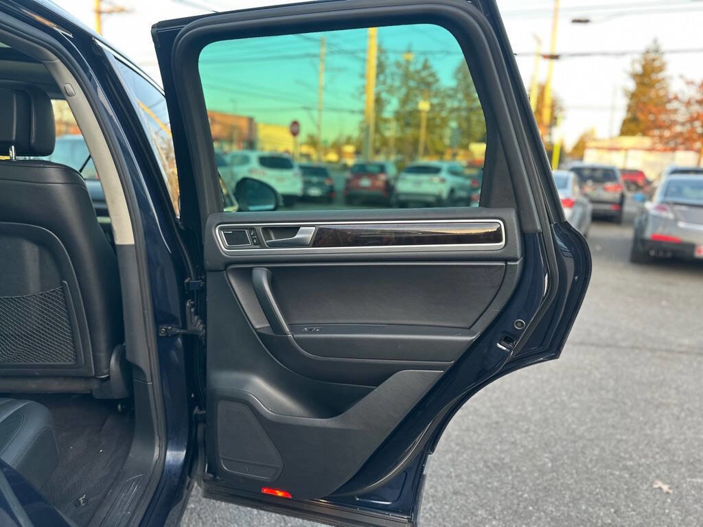 Used 2013 Volkswagen Touareg Sport image 22