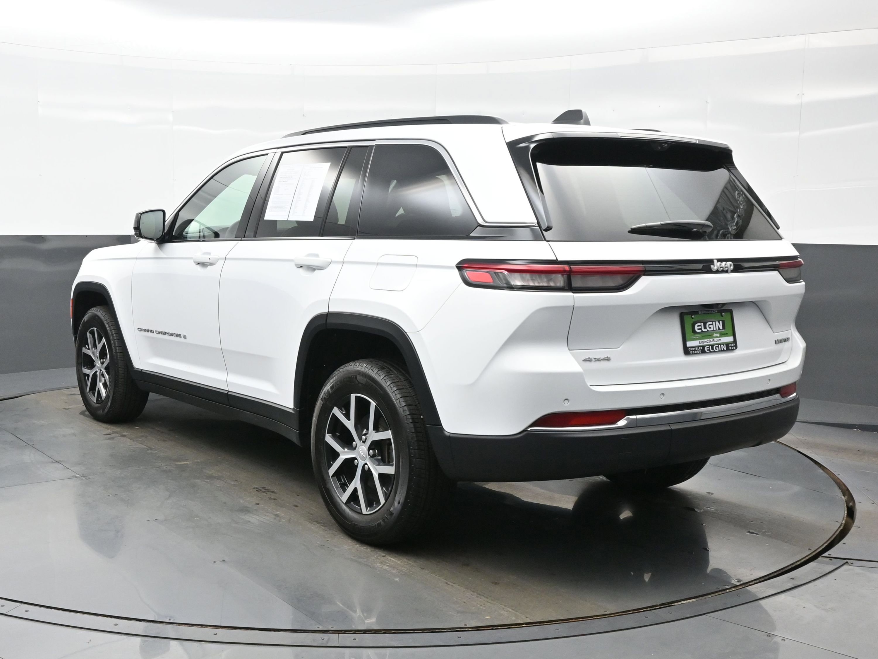 Used 2024 Jeep Grand Cherokee Limited w/ Luxury Tech Group II image 4