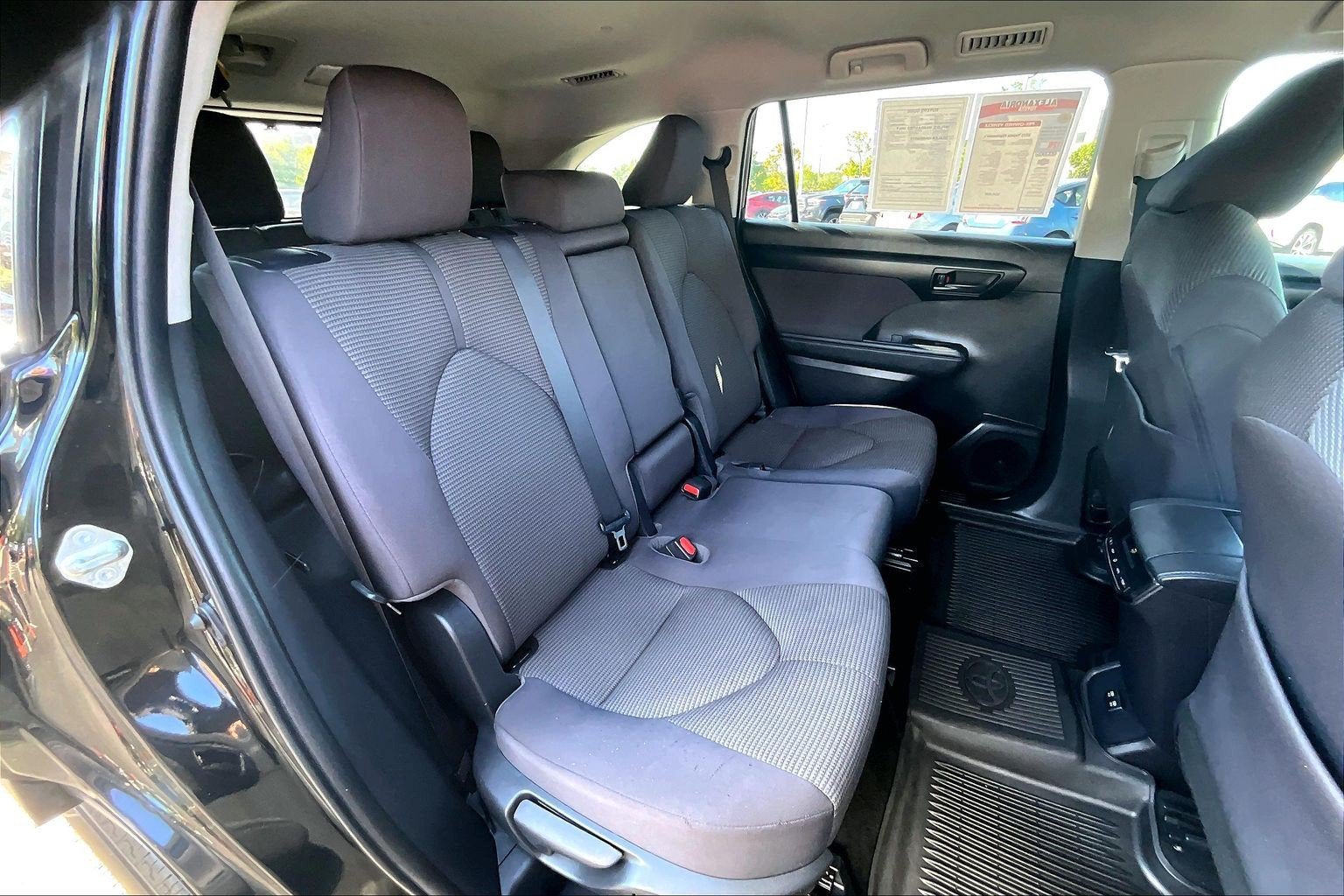 Used 2021 Toyota Highlander L AWD/4WD image 24