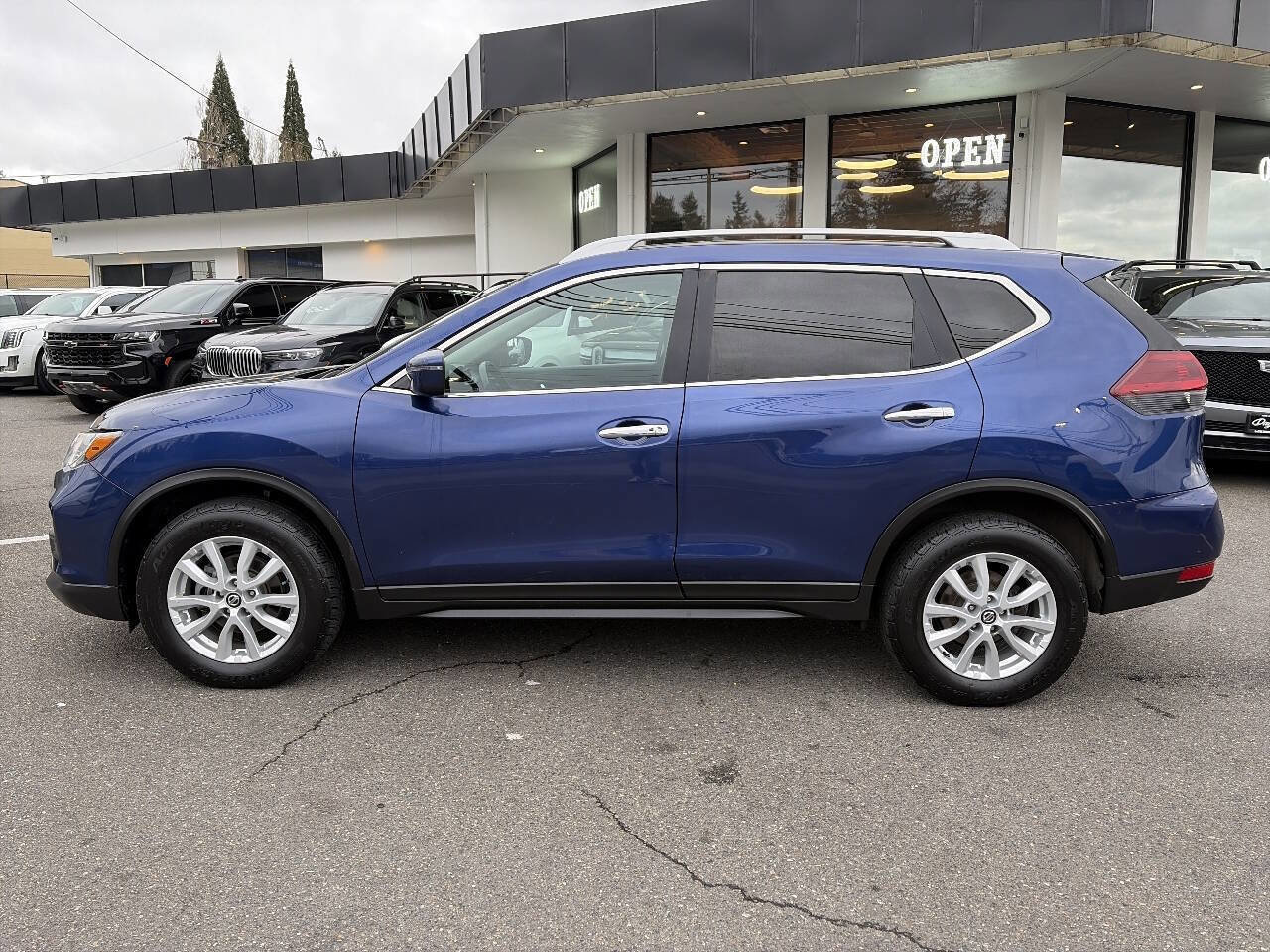 Used 2018 Nissan Rogue SV image 2