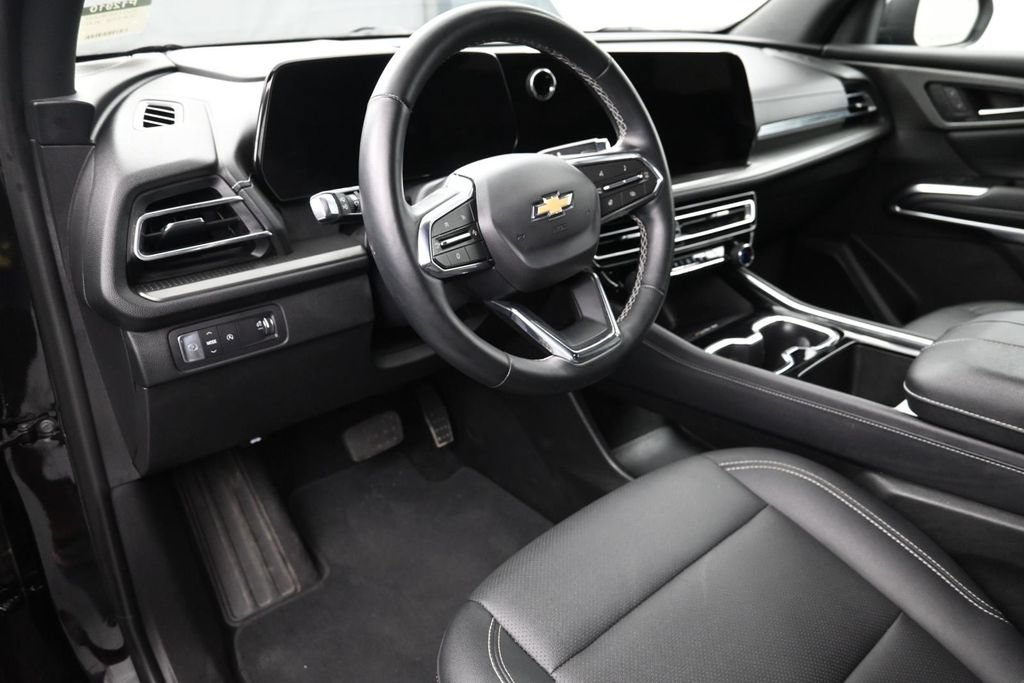 Used 2025 Chevrolet Traverse LT FWD image 10