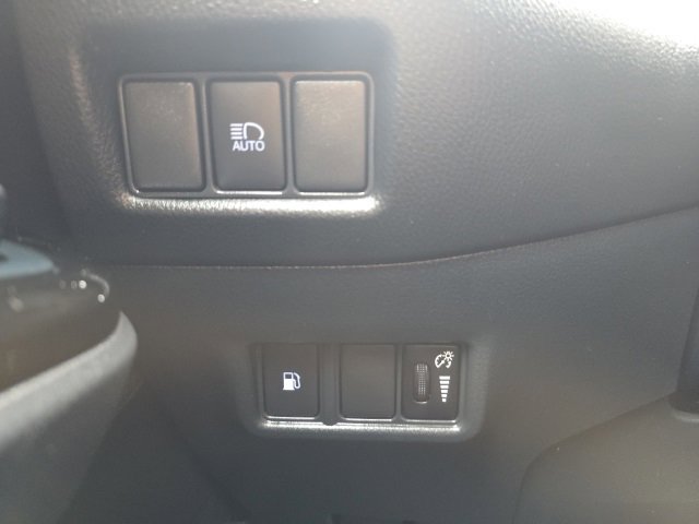 Used 2022 Toyota C-HR Limited image 11