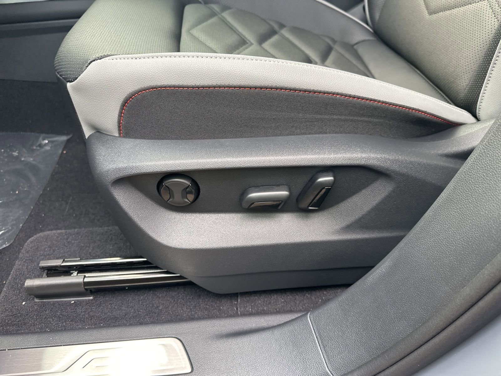 New 2026 Volkswagen Atlas Peak Edition image 13