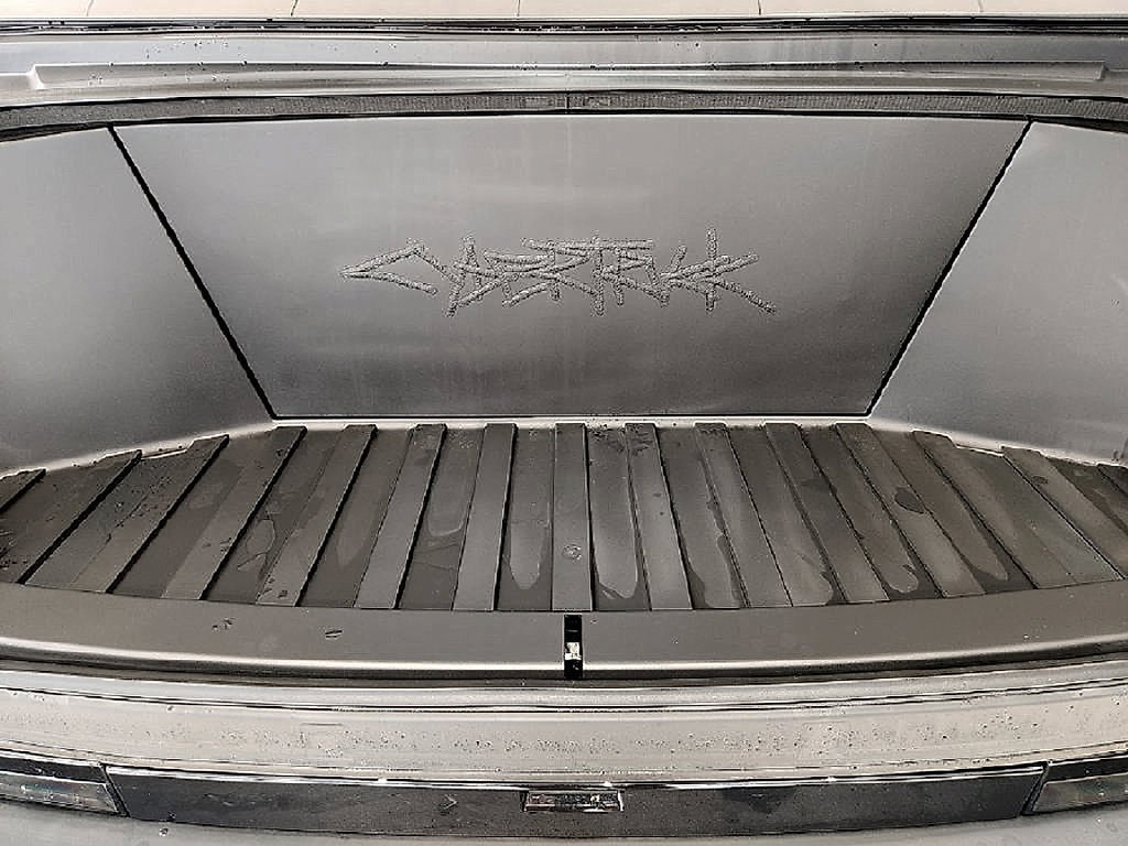 Used 2026 Tesla Cybertruck AWD Crew Cab image 33