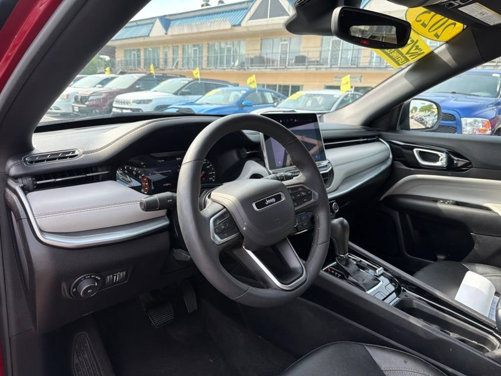 Used 2025 Jeep Compass Limited AWD/4WD image 17